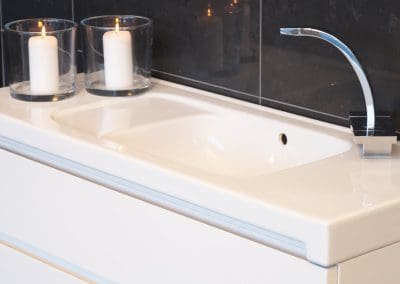hvitt servantskap med servant